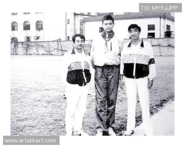 路人偶遇姚明瞬间感动分享篮球传奇故事与人生哲理